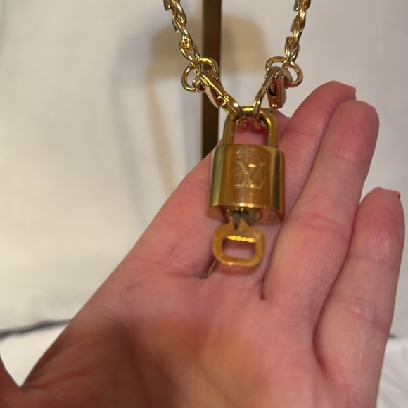Louis Vuitton Lock and Key #320 on an unbranded chain - Picture 2 of 3